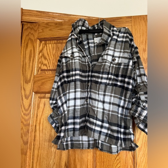 American Eagle - Oversized Fit Button Down Flannel - Picture 3 of 4